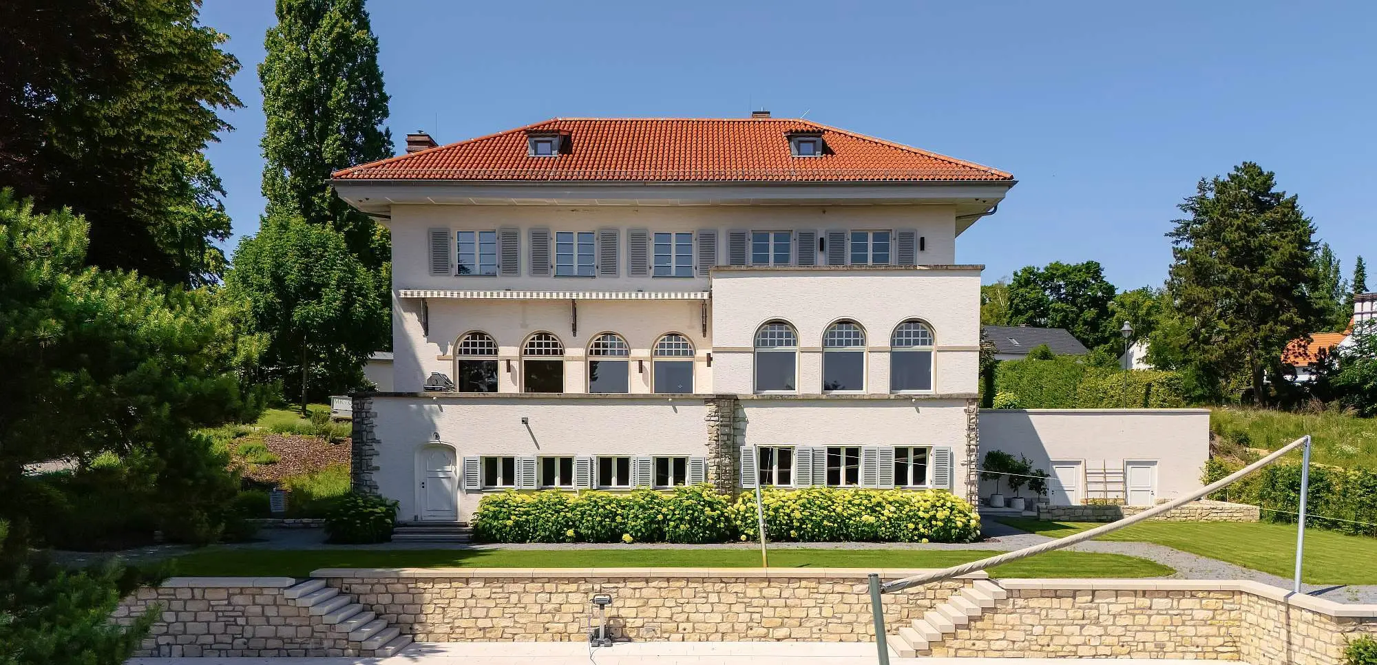 فيلا فاخرة مع وصول خاص إلى البحيرة في أفضل موقع في برلين