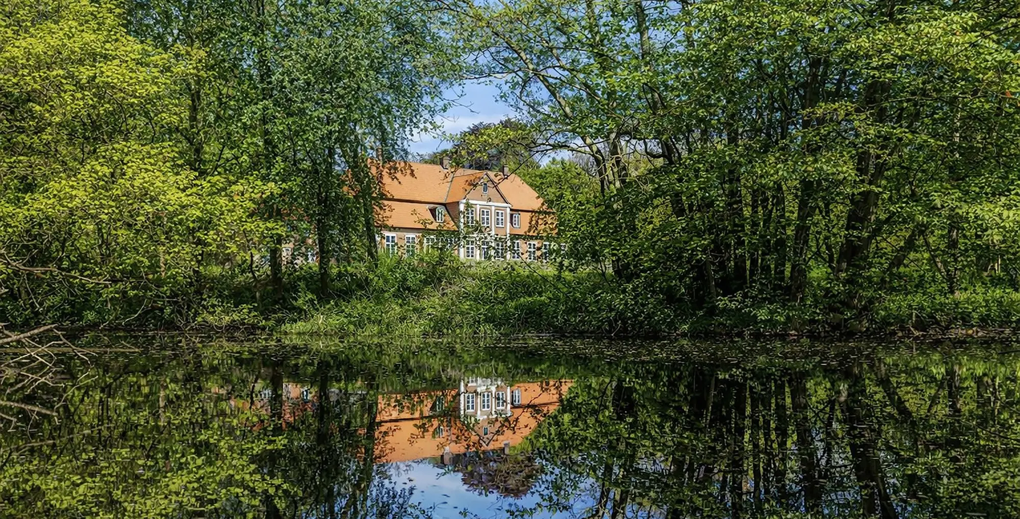 قصر ريفي بالقرب من هامبورغ مع خندق مائي وحديقة