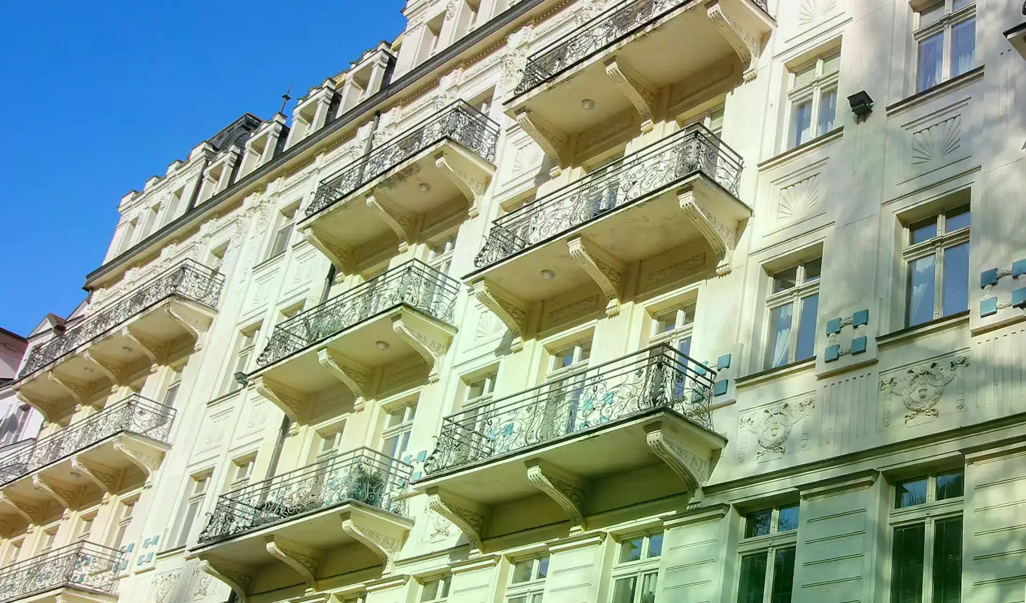 شقة واسعة وفاخرة داخل مبنى تاريخي في كارلوفي فاري