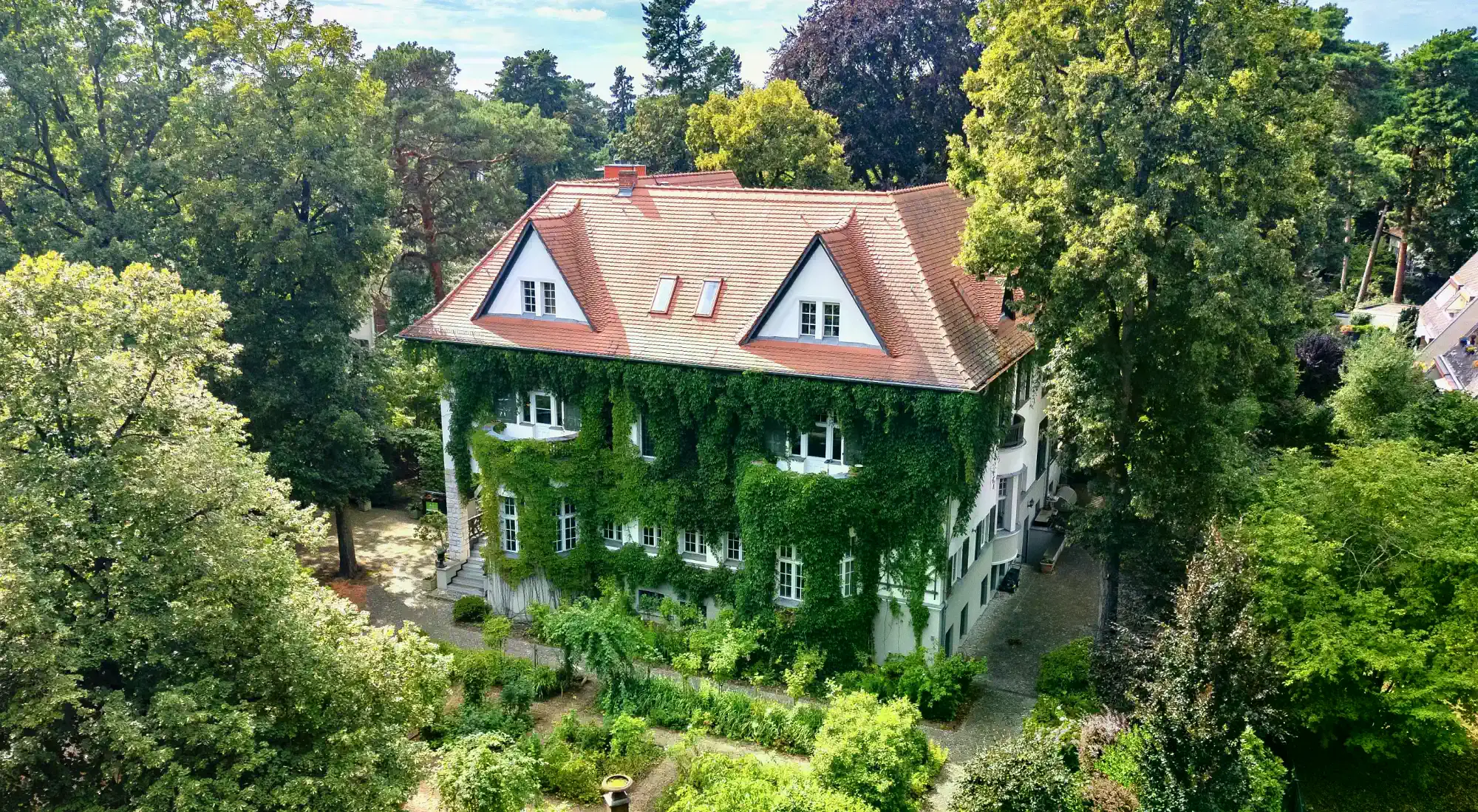 Tarihi villanın bahçesi