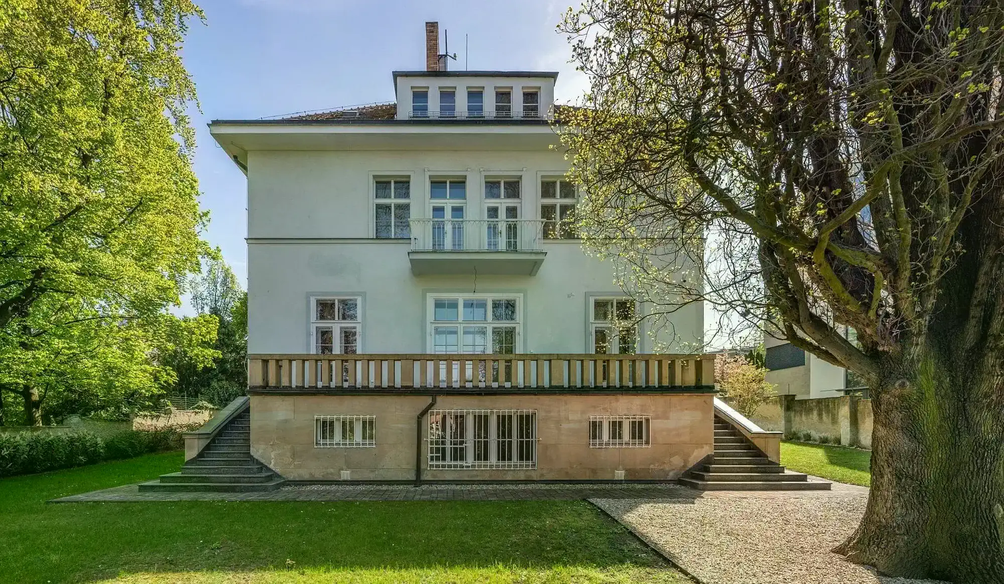Prag’da bahçeli villa