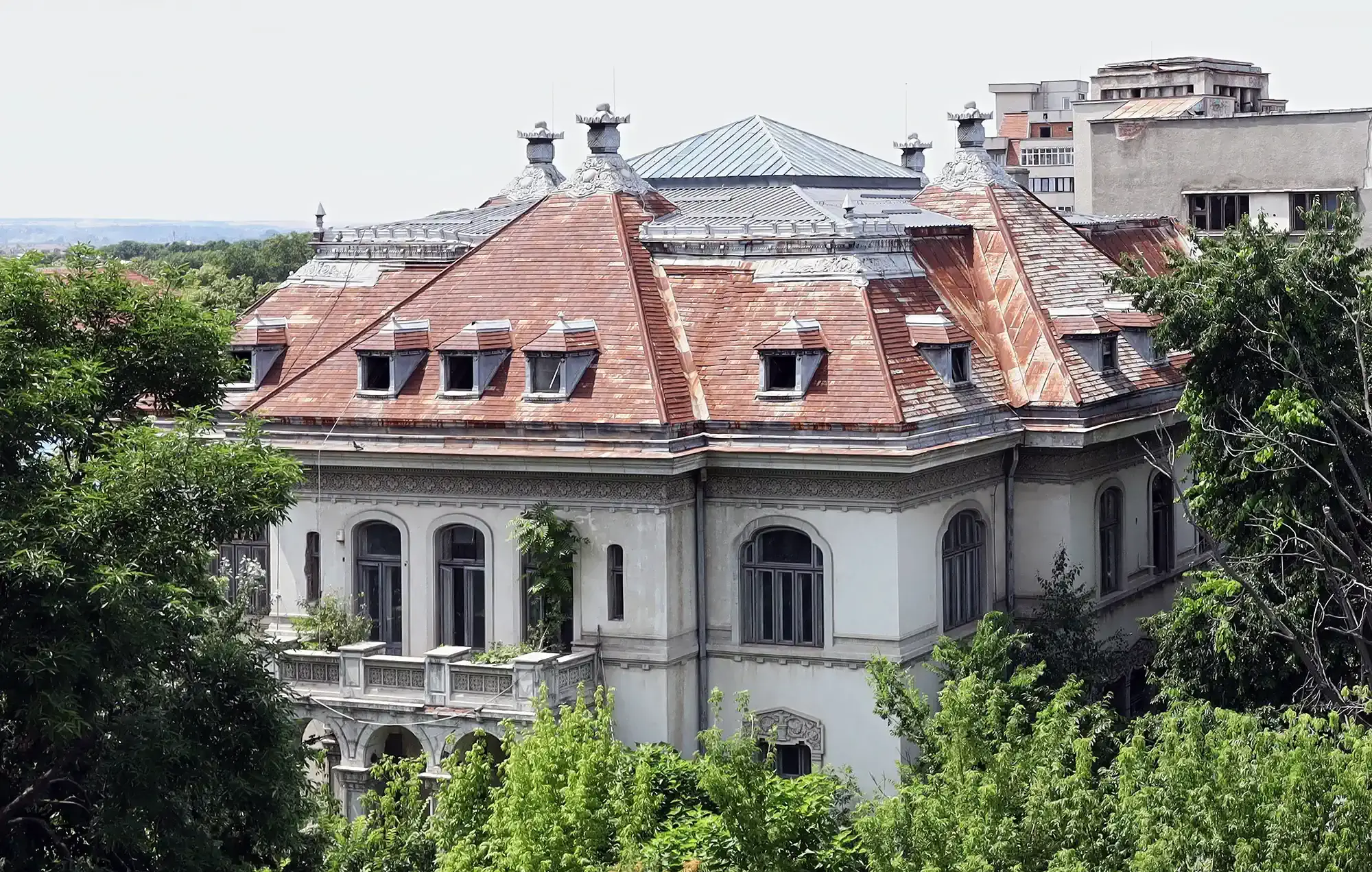 Craiova’daki sarayın büyük tören salonunun iç görünümü