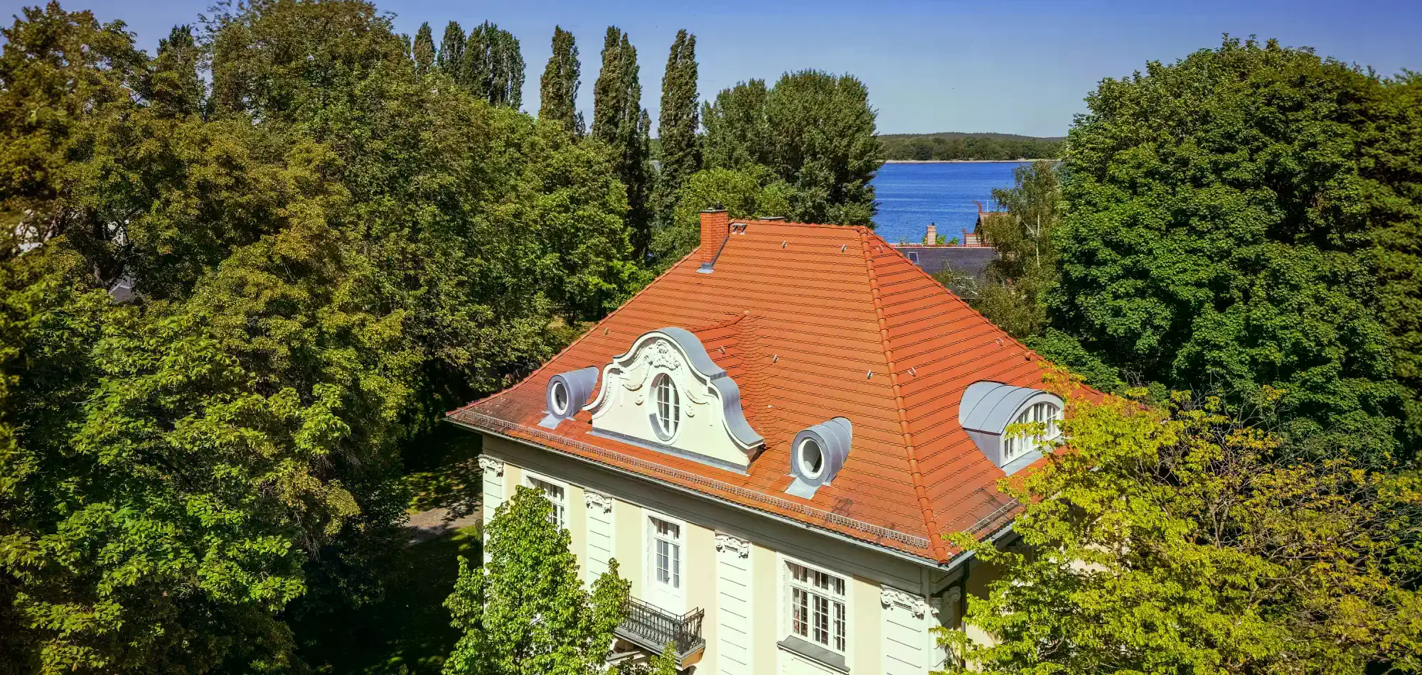 فيلا فاخرة كبيرة مطلة على البحيرة