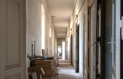 Brandenburg an der Havel: Castle for auction, Floor