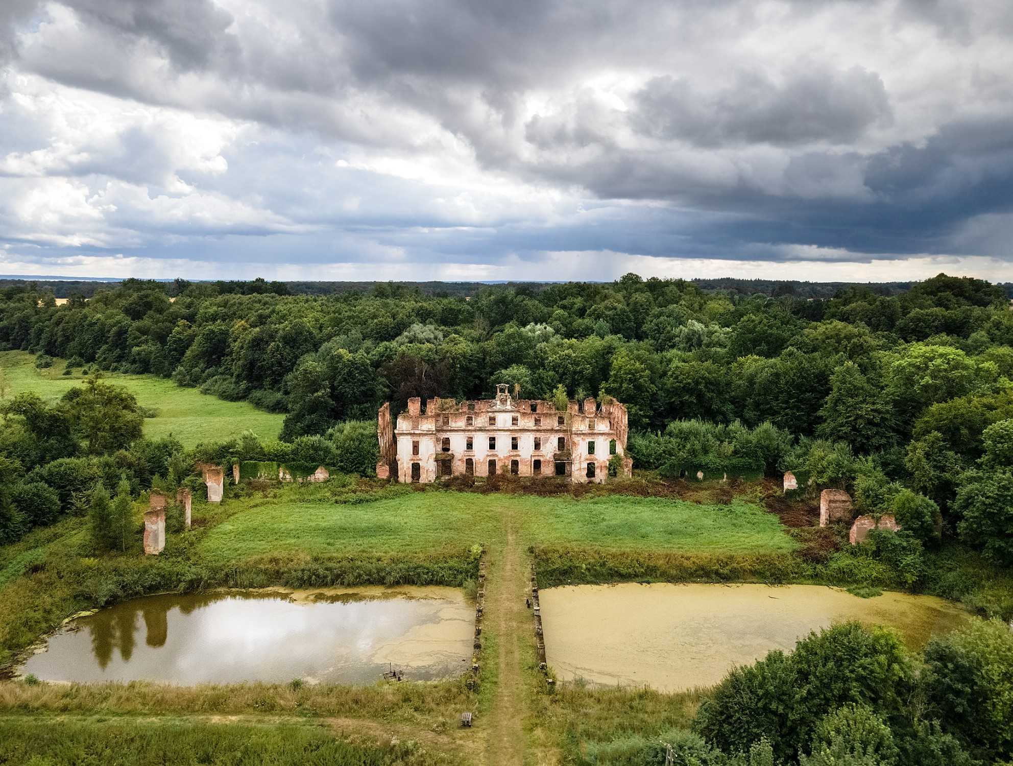 Photos Ruins of Schlobitten Castle for sale, Slobity Poland