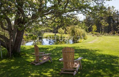 Historic Villa for sale Yarmouth, Beaver River Road 56, Nouvelle-Écosse:  Romantik am Teich