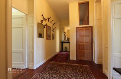 Castle for sale Fays, Wallonia, Flur im 1.OG