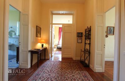 Castle for sale Fays, Wallonia, Flur im 1.OG