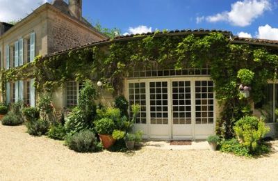 Manor House for sale Gémozac, New Aquitaine, Das Landhaus mit dem Anbau. Dort sind drei Gästeapartments untergebracht.