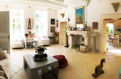 Manor House for sale Gémozac, New Aquitaine, Der Wohnraum mit offenem Kamin und Zugang zum Wintergarten