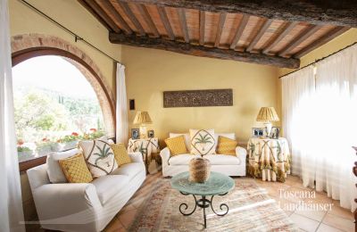 Country House for sale Sarteano, Tuscany:  RIF 3005 Wohnbereich mit Rundbogenfenster