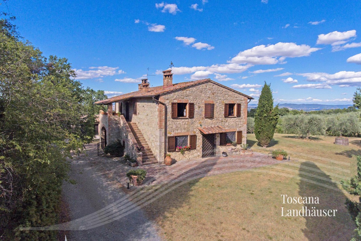 charming-farmhouse-in-the-middle-of-the-tuscan-hills
