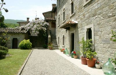 Manor House for sale Caprese Michelangelo, Tuscany, Courtyard