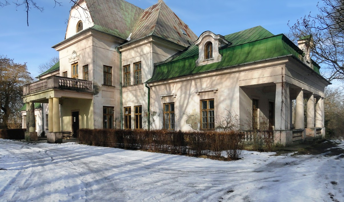 Representative old mansion in Eastern Poland Tender
