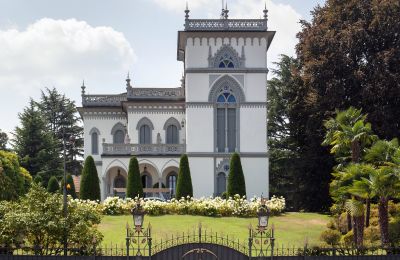 Historic Villa for sale 28040 Lesa, Piemont, Front view
