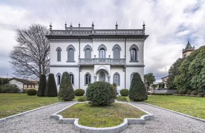 Historic Villa for sale 28040 Lesa, Piemont:  Back view
