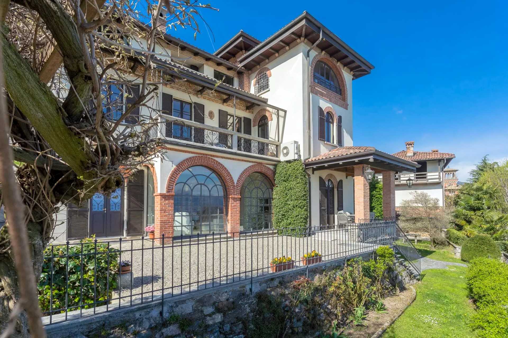 Photos Art nouveau villa with lake view near Stresa