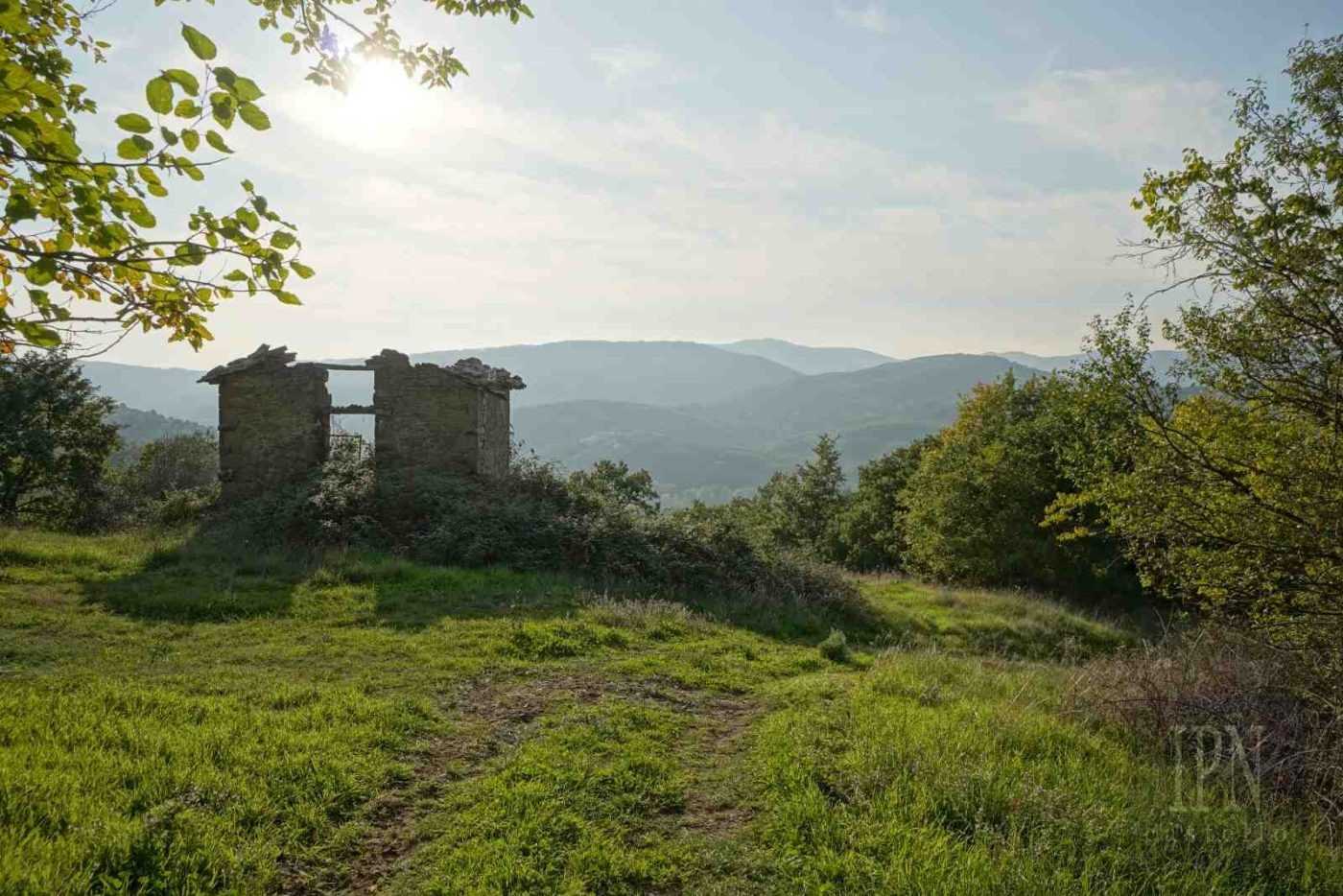 Photos Farmhouse near Preggio, Umbria, 15 ha land