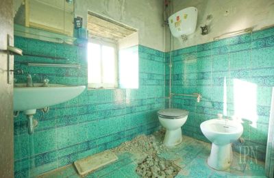 Country home for sale 06019 Preggio, Umbria, Bathroom