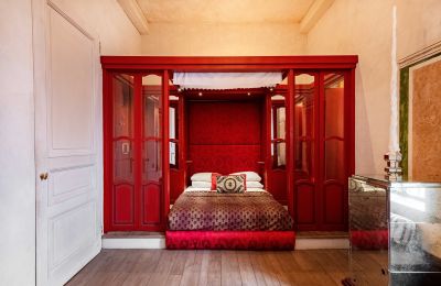 Historic villa for sale İstanbul, Tom Tom, Nur-i Ziya Sokak, Bedroom