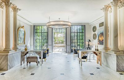 Historic villa for sale İstanbul, Tom Tom, Nur-i Ziya Sokak, Entrance hall