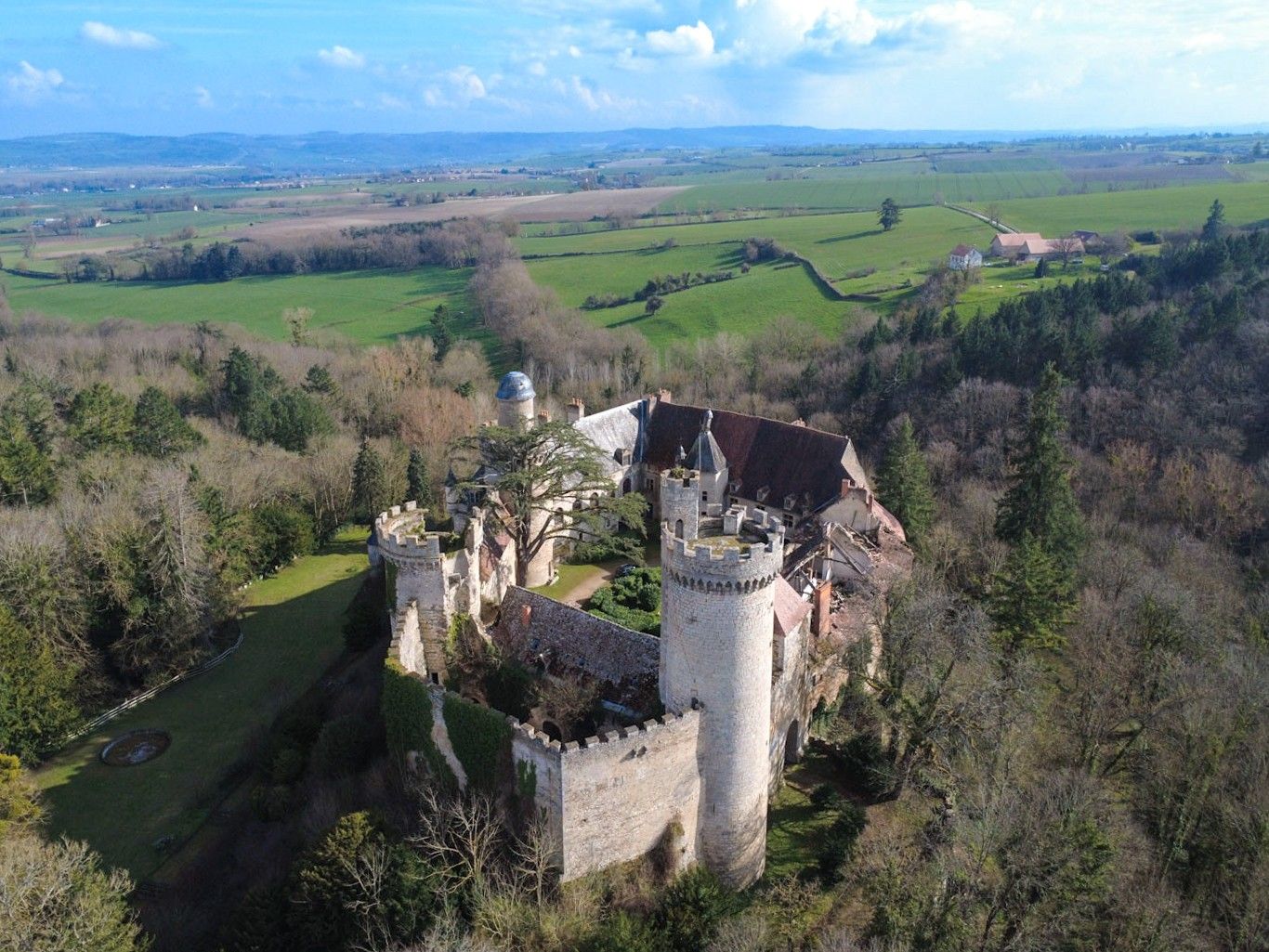 Photos French castle for sale in Veauce, north of Clermont Ferrand - Endangered monument