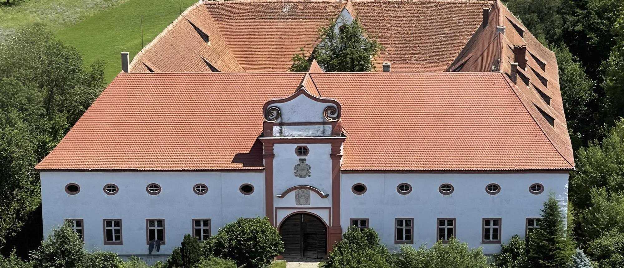 Photos Baroque castle in Bavaria near Brombachsee heated with district heating