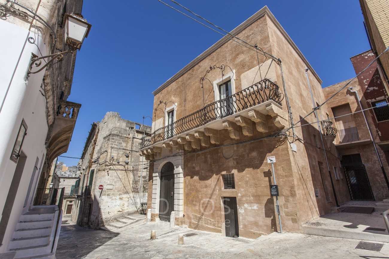 Photos 18th century palace for sale in Oria with secret garden
