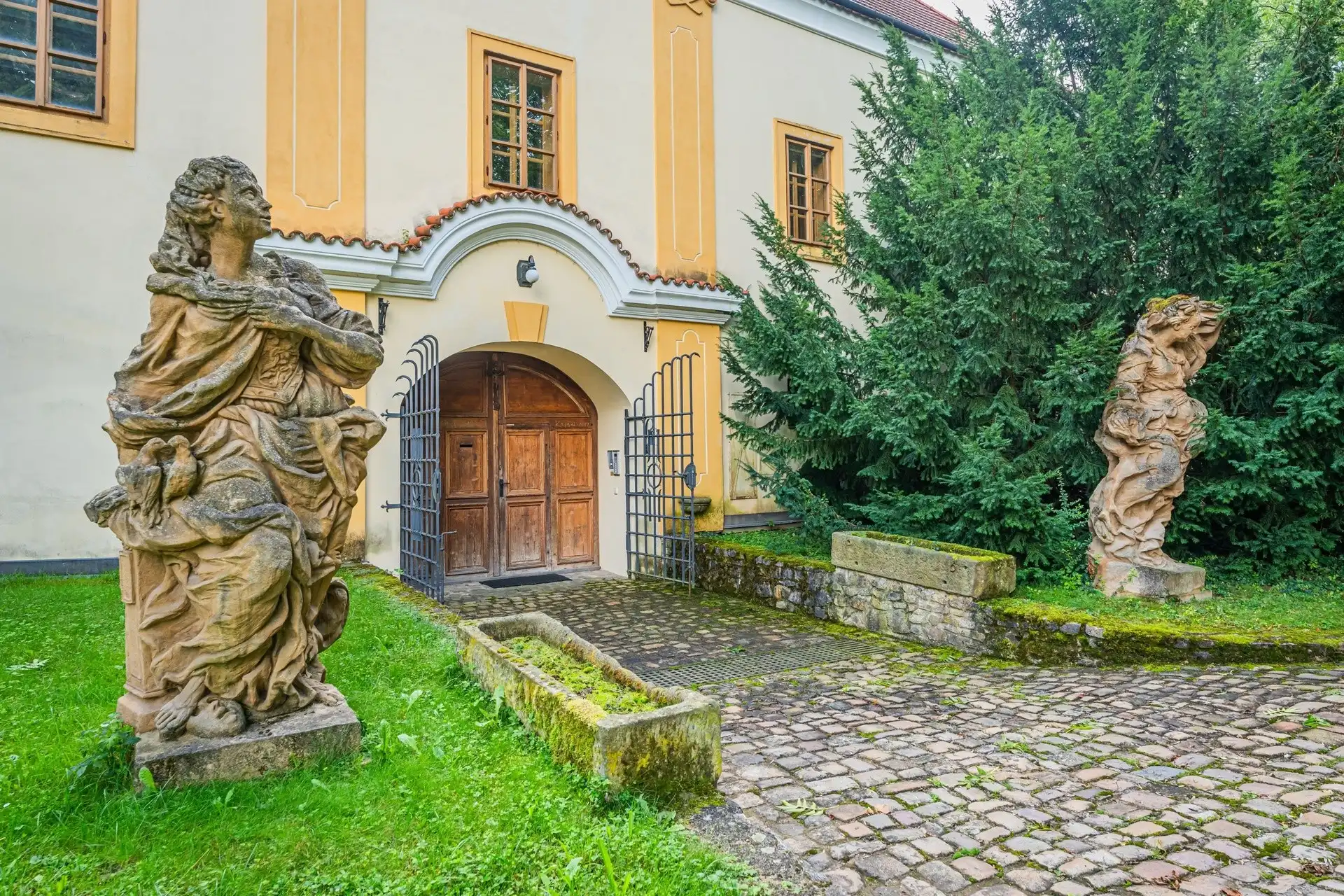 Photos Historic property near Prague: Fortress in Třebotov