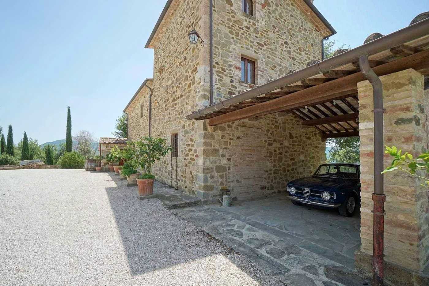 Photos Charming Umbrian rustico near Umbertide with view and 8 hectares of land