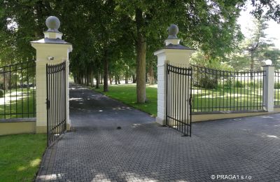 Castle for sale Prague, Access