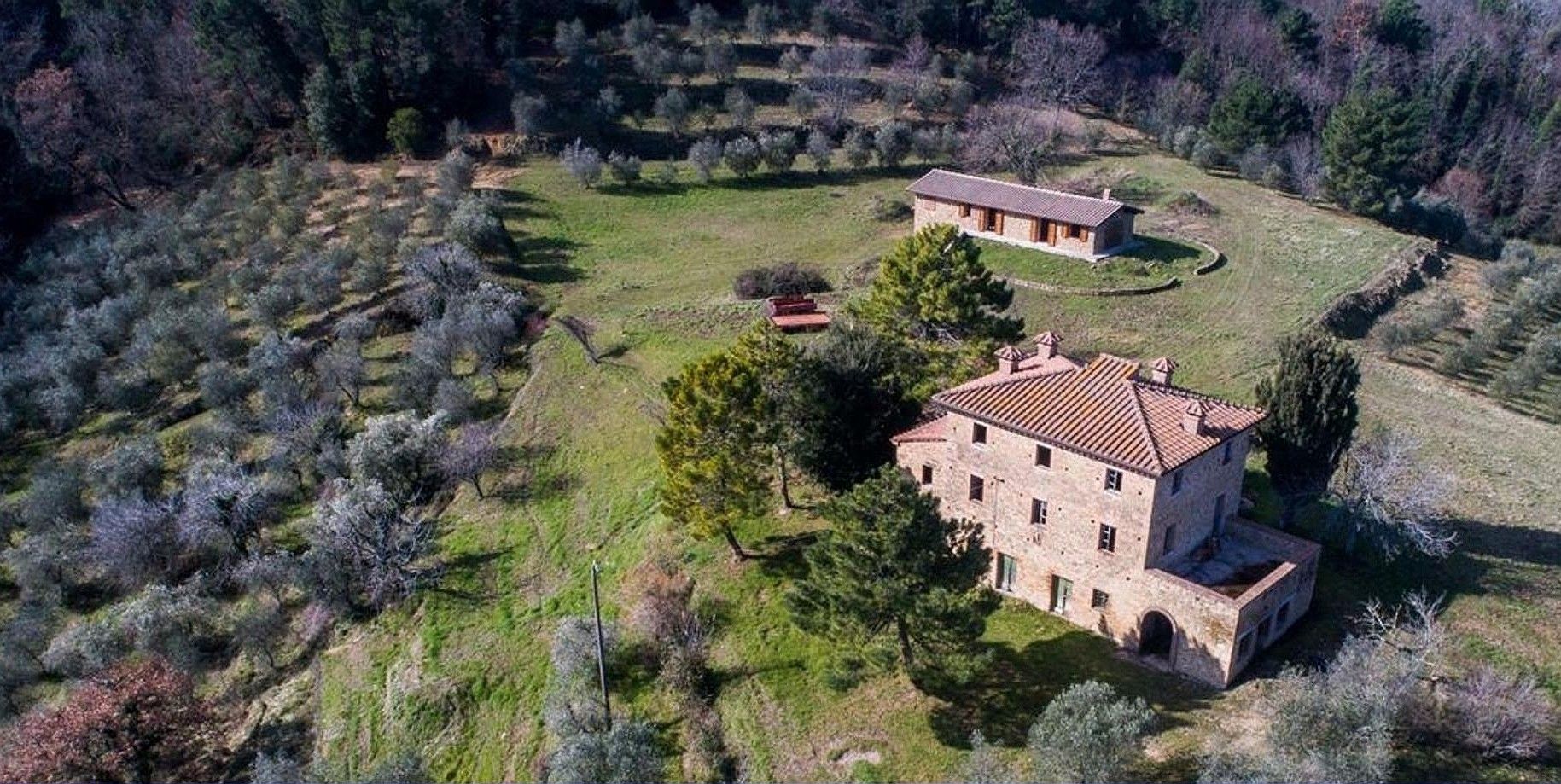Photos Restoration property: Old country mansion in Rivalto