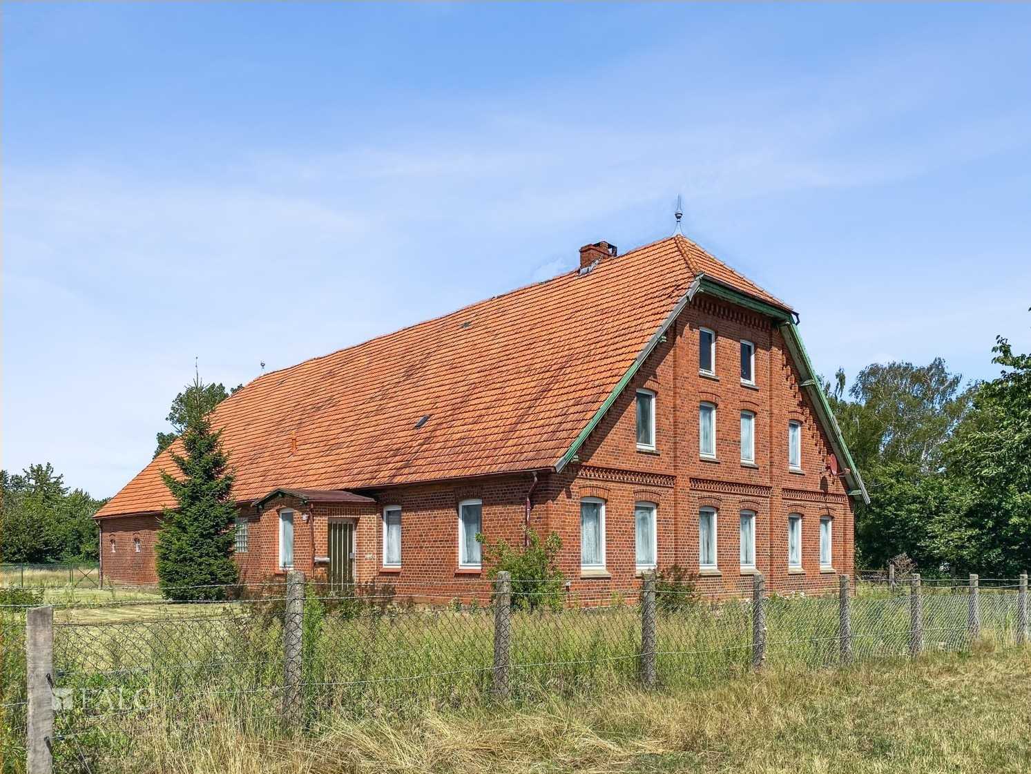 Photos Old big farmhouse in Schleswig-Holstein for sale