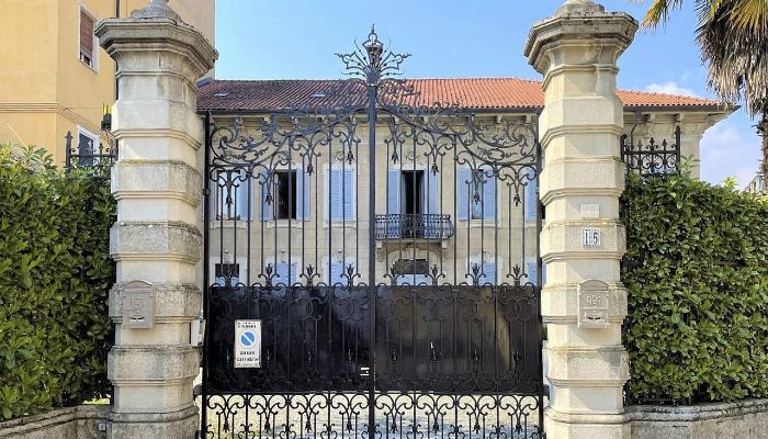 Historische villa te koop Verbano-Cusio-Ossola, Intra,  Italië