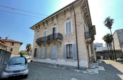 Historic Villa for sale Verbano-Cusio-Ossola, Intra, Piemont:  Side view