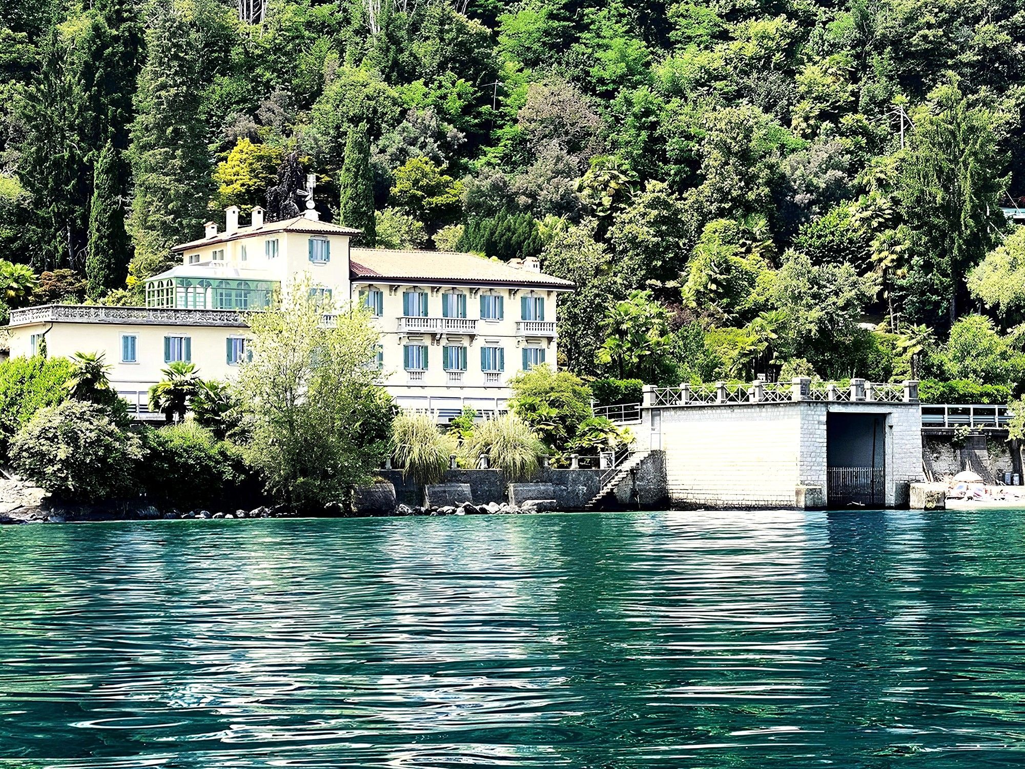 Photos Spacious character villa with private beach and boat dock