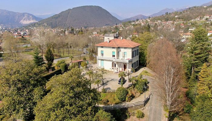 Lake Maggiore Period Mansion in Verbania with Lakeview