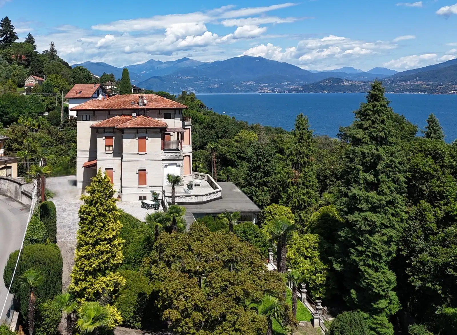 Photos Art deco villa on the shores of Lake Maggiore in Ghiffa