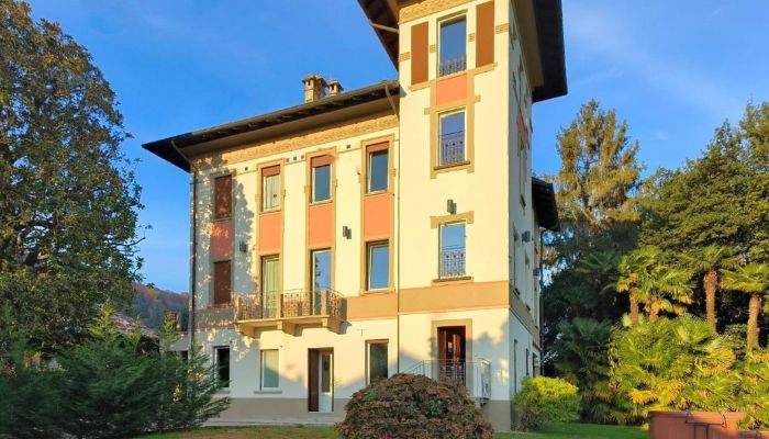Historische villa te koop 28040 Lesa, Piemonte,  Italië