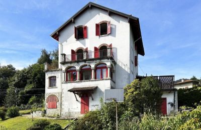 Historic Villa for sale 28894 Boleto, Piemont:  Back view
