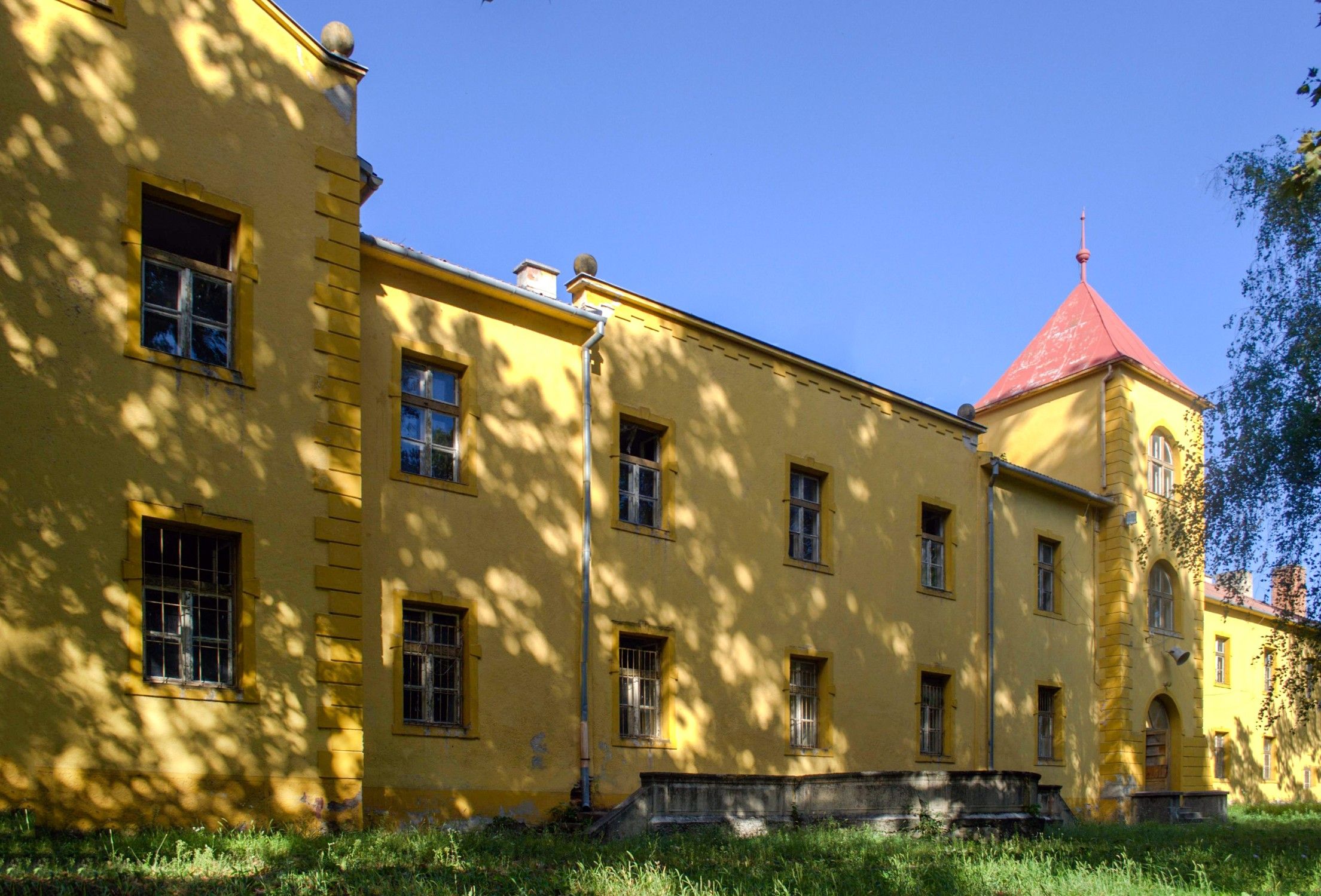 Photos Romantic Chateau on a River Bank