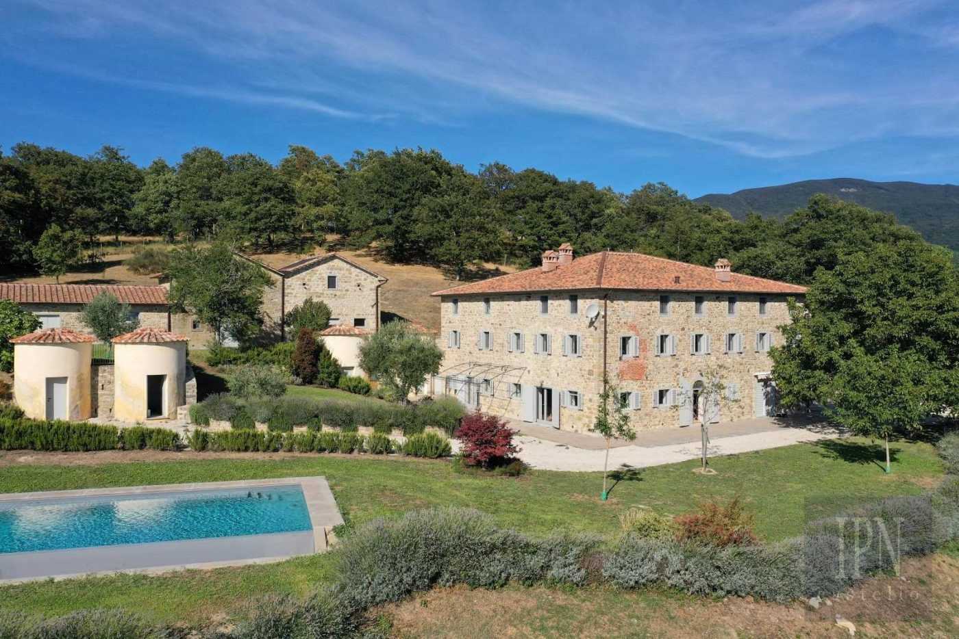 Photos Tuscan mansion on Lake Montedoglio