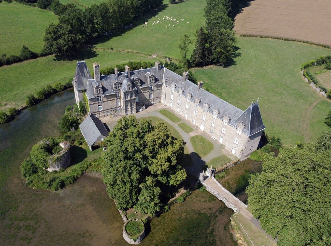 Photos French renaissance castle near Le Mans, Loire Valley - 239 hectares of land