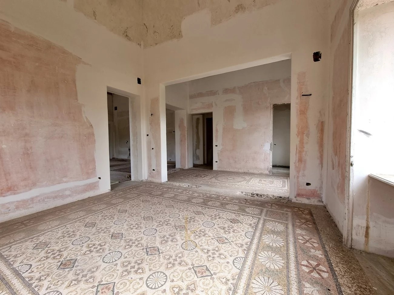 Prestigious historic villa for sale in Lecce with private park