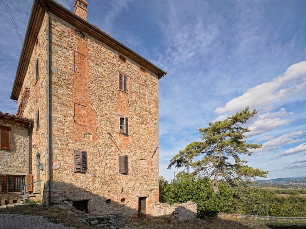 Photos Ancient Watchtower in the Umbrian countryside with lands