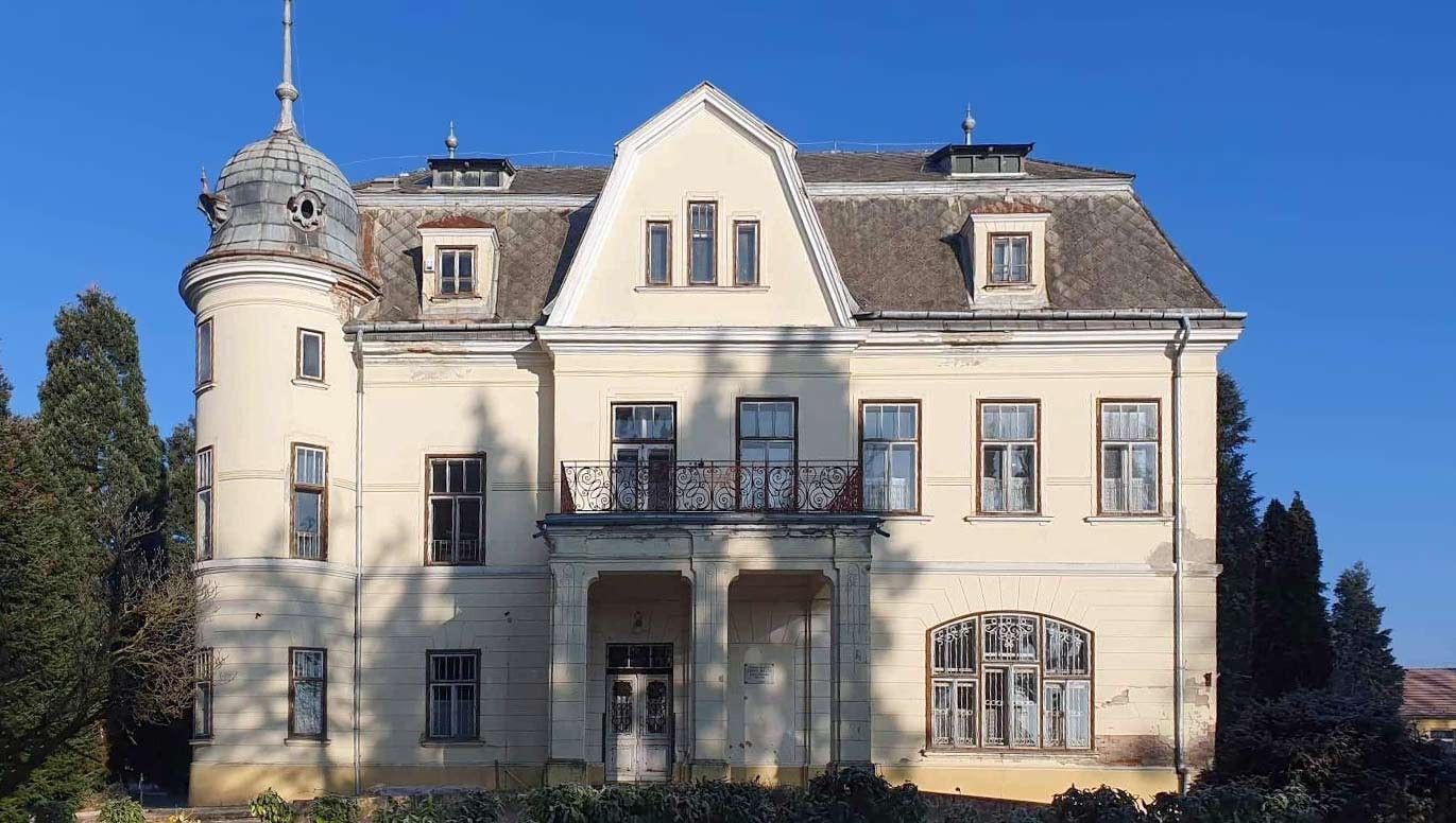 Photos Manor in Hungary looking for its saviour