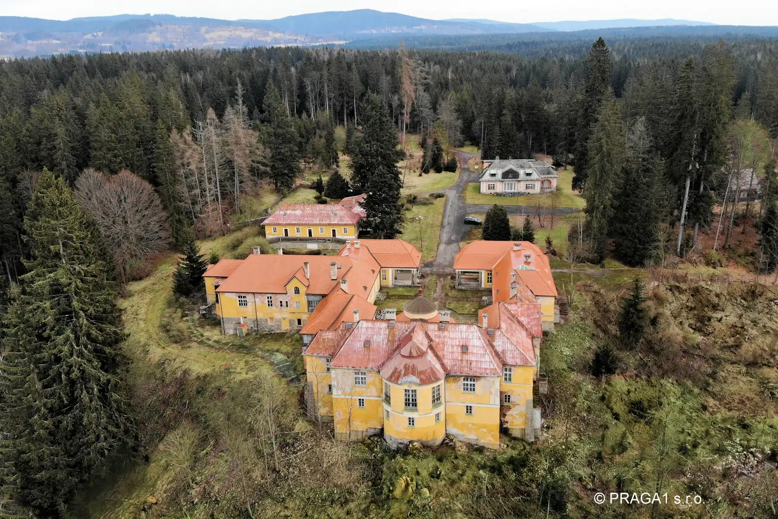 Photos 19th century hunting chateau 