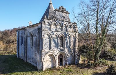 Castle for sale Saintes, New Aquitaine, Chapel