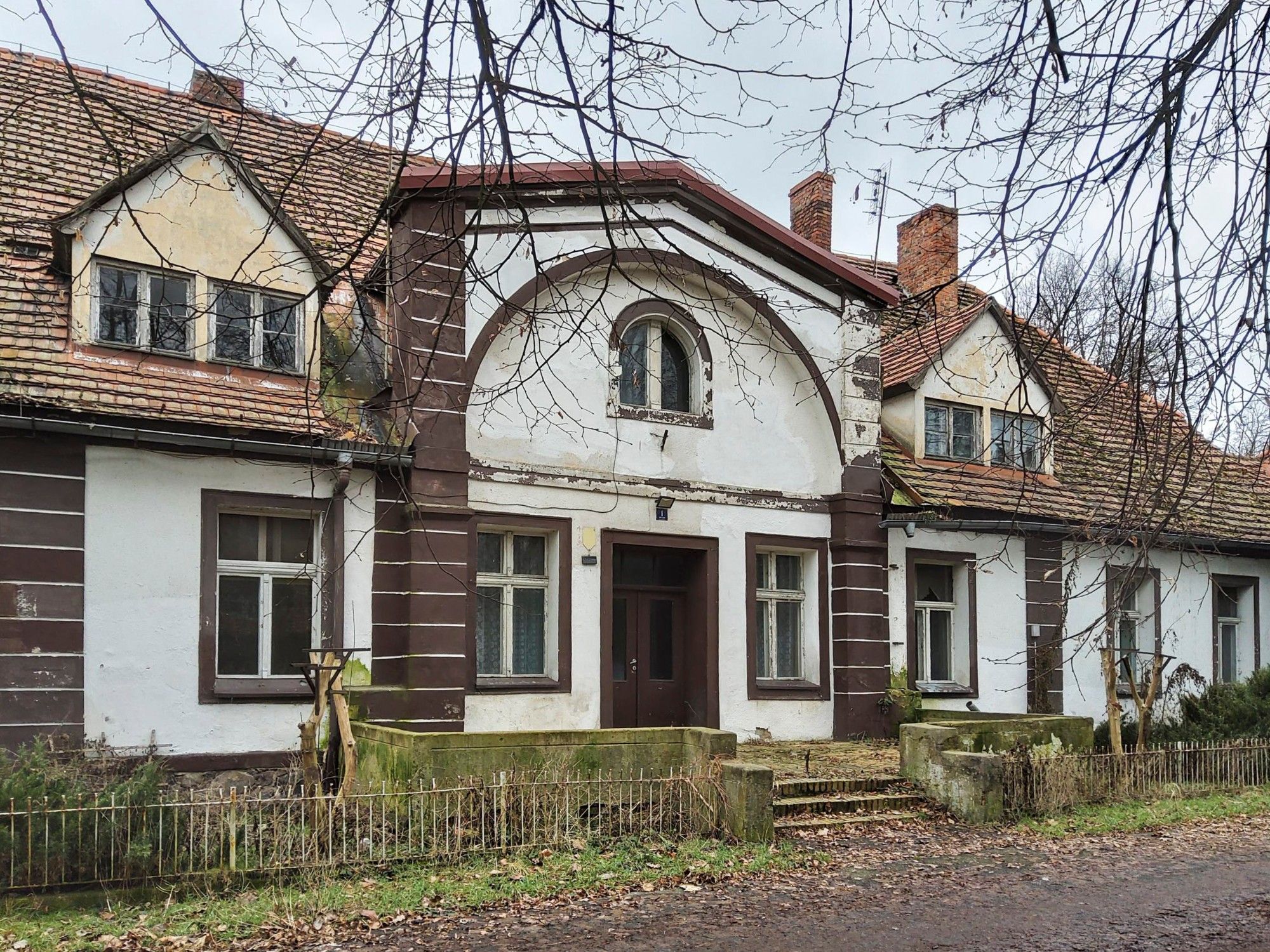 Photos Manor with outbuildings and park near Leszno