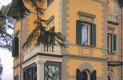 Historische villa te koop Terricciola, Toscane:  Zijaanzicht